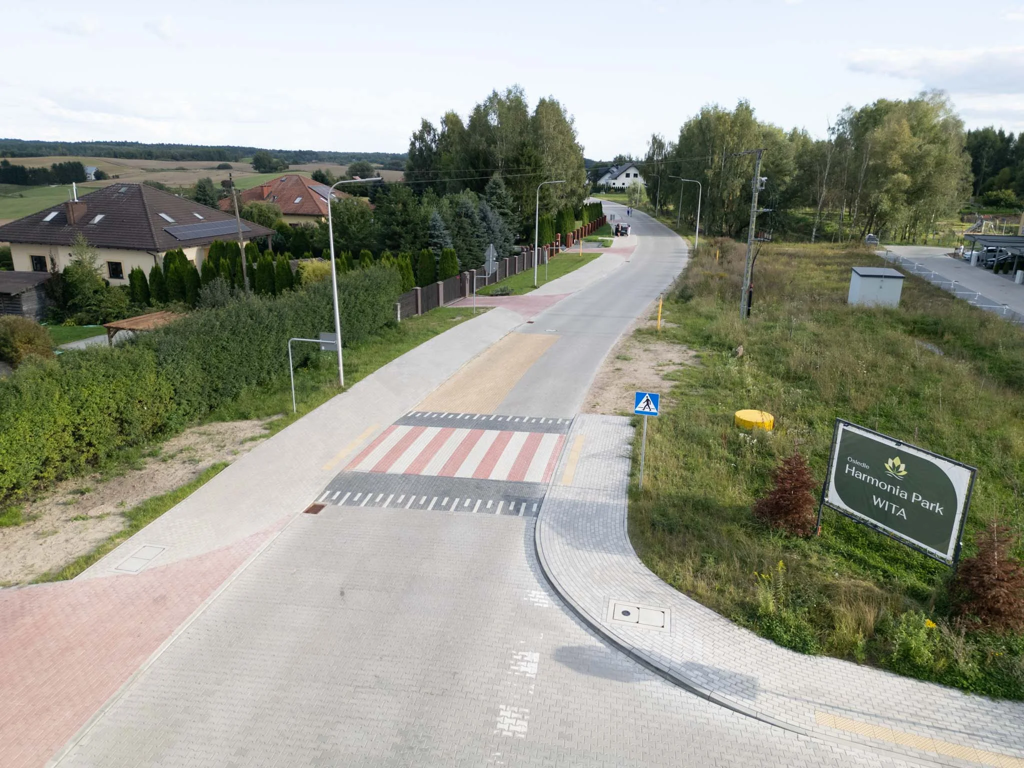 Wyniesione przejście dla pieszych z kostki Crossbruk — realizacja przy osiedlu Harmonia Park
